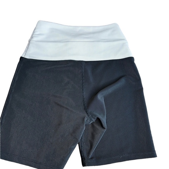 Beach Riot CORA BIKE SHORT BLACK & WHITE - Picture 2 of 6